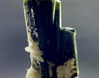 Cristal de Turmalina Verde de 24 gramas: Cristal Natural de Terminação Dupla