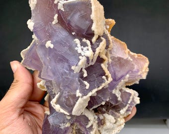 Espécime de cristal de fluorita roxa, terminado, peça natural para exibição.