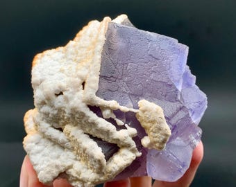 Espécime de cristal de fluorita roxa de 413g com calcita, terminado naturalmente e sem danos.