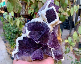 Espécime de cristal de fluorita roxa, terminado, livre de danos, em combinação com calcita.