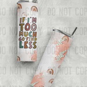 以下が含まれることがあります： ふたとストローが付いたステンレス製のタンブラーが2つ。1つのタンブラーは、白地にピンクとブラウンの抽象的なデザインと虹色のアクセントが施されています。もう1つのタンブラーは、白地に「If I'm Too Much Go Find Less」という文字がカラフルな文字で書かれています。