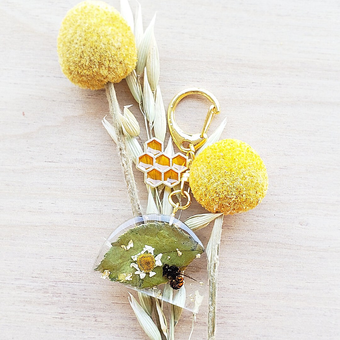 Real Honey Bee Keychain, Naturally Preserved Bee, Insect in Resin, Resin Bug, Cool Keychains