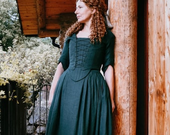 Dark Green Linen Outlander Costume - Authentic 18th Century Dress, Ideal for Reformation Events & Unique Gift