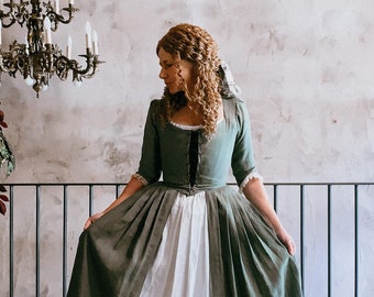 Kleid aus dem 18. Jahrhundert, CHARLOTTE-Überkleid aus salbeigrünem Leinen mit Spitzenbesatz, historische Reenactment-Kleidung, elegantes Zeitkostüm-Geschenk