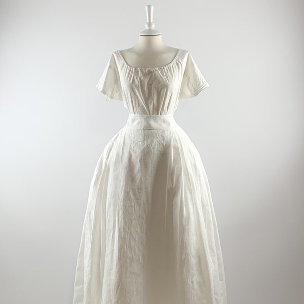 Ensemble de sous-vêtements historiques du 18e siècle, chemise et tournure en coton blanc, jupon en lin
