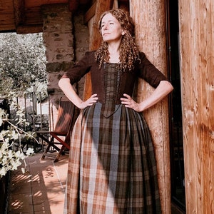 Claire Fraser Outlander Dress, Chocolate Linen with Authentic Tartan, 18th Century Costume for Cosplay, Historical Events & Gifts