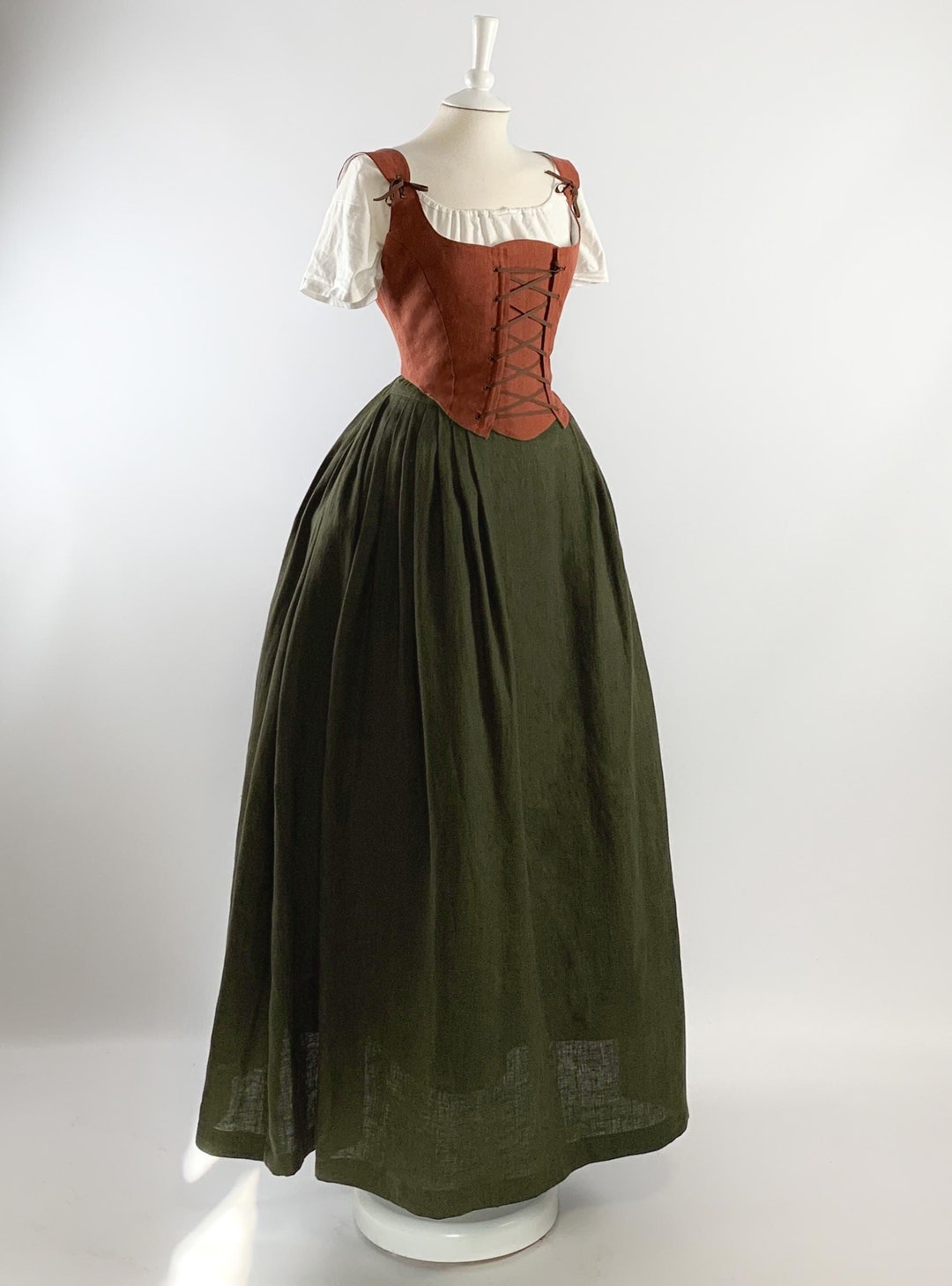 Linnen renaissancekostuum: roestkleurig korset en mosgroene rok - Etsy  België, image size:1080x1458