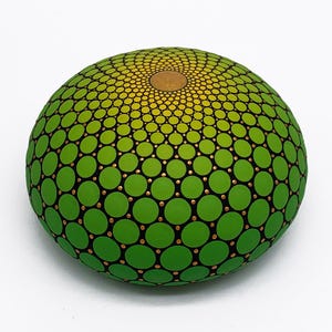 ペイントされたマンダラストーン | ペーパーウェイト | マンダラドットアート | ペイントされた岩 | マンダラ岩、石のマンダラ、石の絵画、ロックアート、ひまわり