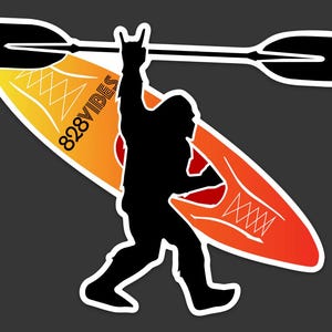 Könnte beinhalten: Eine schwarze Silhouette einer Person, die ein Paddel hält und auf einem orange-gelben Kajak steht, auf dem der Text "828VIBES" steht.