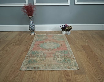 Felpudo vintage Oushak de lana rosa, alfombra turca de granja (59 x 87 cm)