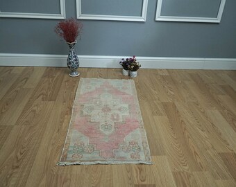 Felpudo vintage de lana rosa pastel, alfombra turca Oushak (47 x 90 cm)