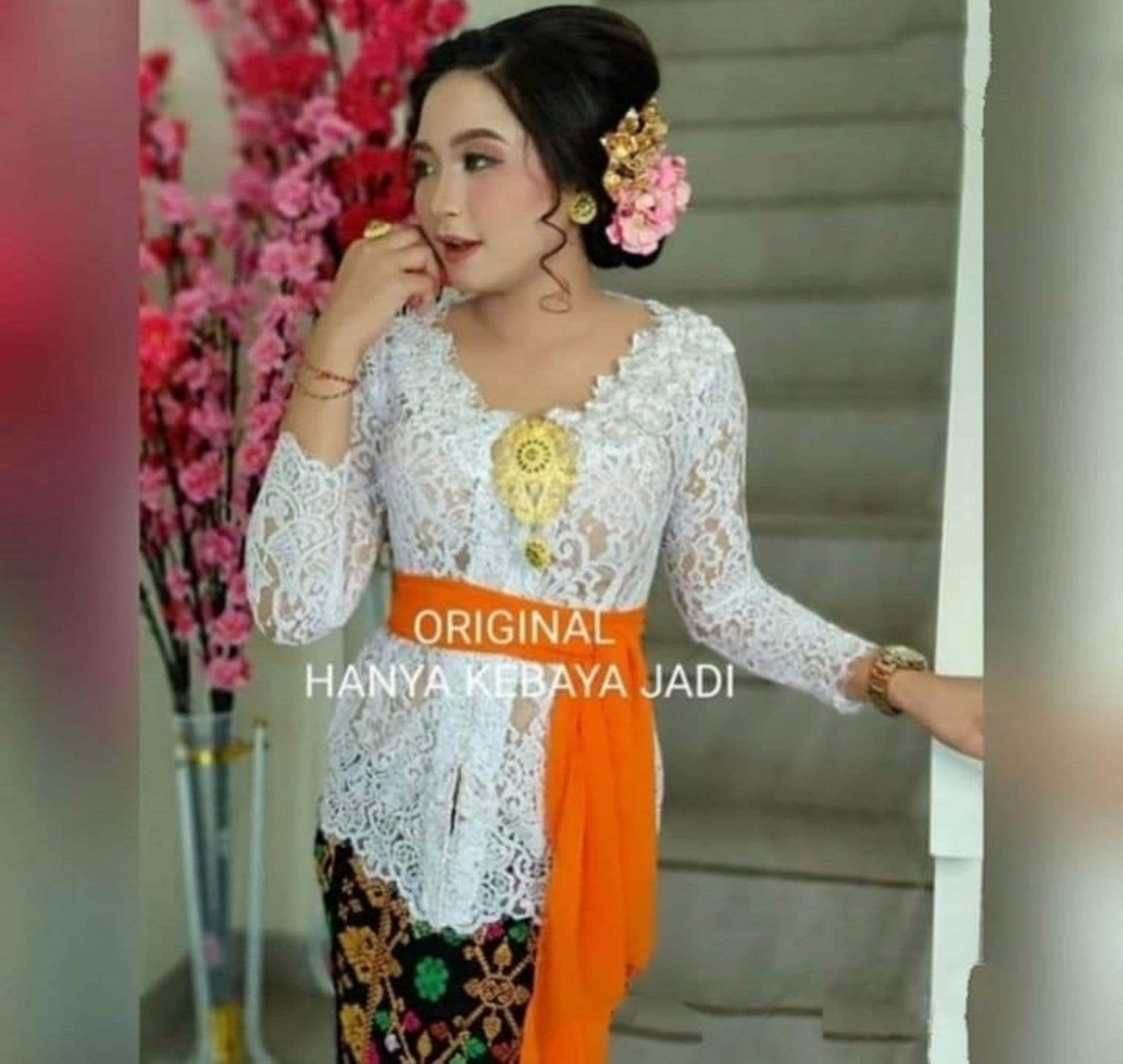 Kebaya/世界無形文化遺産登録衣装　インドネシア／バリ島　ホワイト花模様 Kebaya indonesia - Etsy 日本