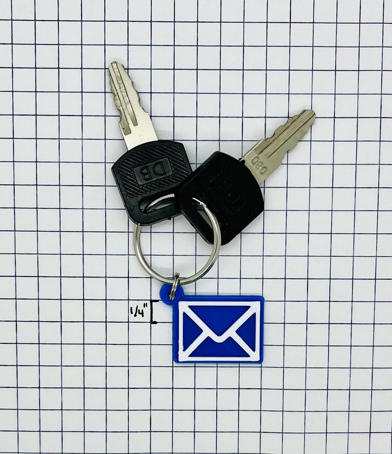 Peut inclure: Un porte-cl&eacute;s en forme d'enveloppe bleue avec un anneau de cl&eacute; argent&eacute; et deux cl&eacute;s. Les cl&eacute;s ont des t&ecirc;tes en plastique noir avec le texte "DB" et "030" dessus. Le porte-cl&eacute;s mesure 1/4 de pouce de long.