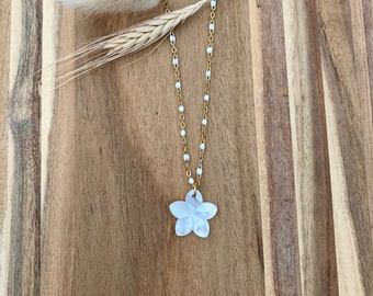VAENA necklace, in gold-plated stainless steel, with a mother-of-pearl flower pendant