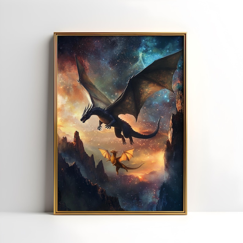 K&ouml;nnte beinhalten: Ein schwarzer Drache mit langem Schwanz fliegt durch einen sternenklaren Himmel, unter ihm fliegt ein kleinerer, goldener Drache. Die Drachen fliegen &uuml;ber eine Bergkette.