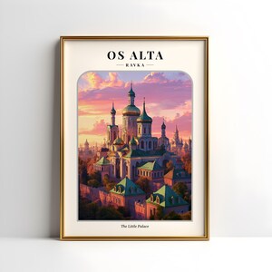 Peut inclure: Une illustration numérique d'un grand bâtiment orné avec des dômes verts et blancs, entouré de bâtiments plus petits. Le bâtiment est situé sur un fond de ciel de coucher de soleil rose et orange. Le texte "OS ALTA - RAVKA - The Little Palace" est en bas de l'image.