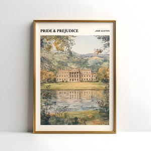 Puede incluir: Una impresión enmarcada de una pintura de acuarela que representa una casa grande de color claro con un lago en frente. La casa está rodeada de árboles y el texto "PRIDE & PREJUDICE" y "JANE AUSTEN" está en la parte superior de la impresión.