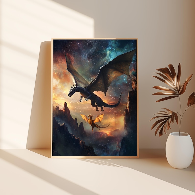 K&ouml;nnte beinhalten: Ein gro&szlig;er, dunkelblauer Drache fliegt durch einen sternenklaren Himmel, darunter ein kleinerer, goldener Drache. Die Drachen fliegen &uuml;ber ein Gebirge mit einem Sonnenuntergang im Hintergrund.
