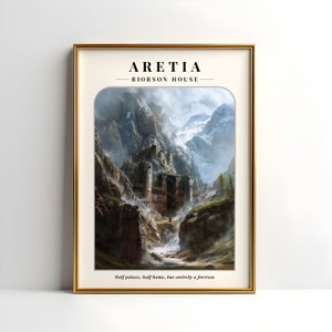Puede incluir: Una impresión enmarcada de una ilustración de fantasía que representa una fortaleza construida en la ladera de una montaña. El texto "ARETIA - RIORSEN HOUSE" está en la parte superior de la impresión. La leyenda en la parte inferior dice "Half palace, half home, but entirely a fortress."