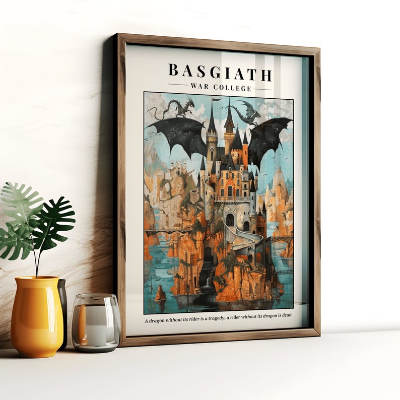 Puede incluir: Una impresi&oacute;n enmarcada con una ilustraci&oacute;n de fantas&iacute;a de un castillo con dos dragones volando por encima. El texto "BASGIATH - WAR COLLEGE" est&aacute; en la parte superior de la impresi&oacute;n. El texto "A dragon without its rider is a tragedy, a rider without its dragon is dead." est&aacute; en la parte inferior de la impresi&oacute;n.