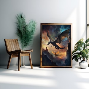 K&ouml;nnte beinhalten: Ein gerahmter Druck eines schwarzen Drachen, der durch einen sternenklaren Himmel fliegt, mit einem kleineren, gelben Drachen, der darunter fliegt. Der Hintergrund zeigt eine dunkle, felsige Landschaft und einen gl&uuml;henden orangefarbenen Sonnenuntergang.