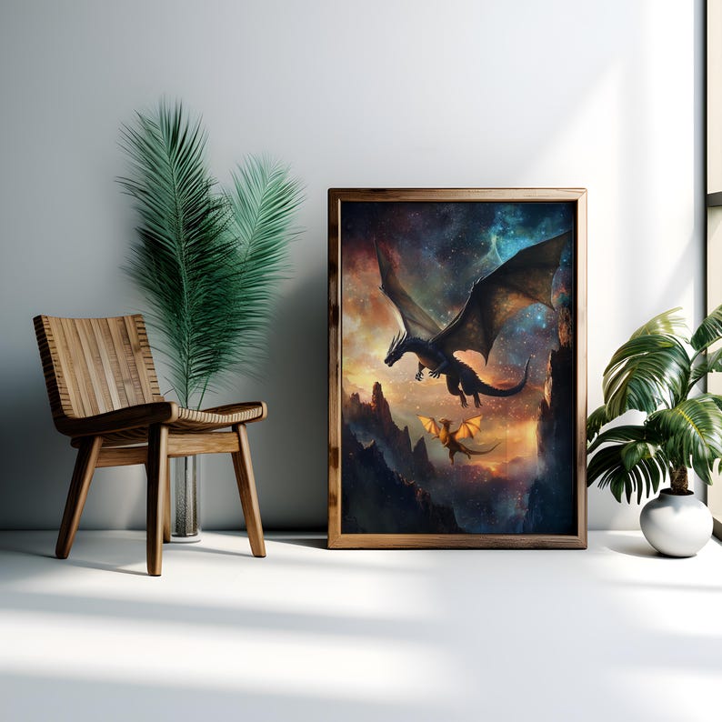 K&ouml;nnte beinhalten: Ein gerahmter Druck eines schwarzen Drachen, der durch einen sternenklaren Himmel fliegt, mit einem kleineren, gelben Drachen, der darunter fliegt. Der Hintergrund zeigt eine dunkle, felsige Landschaft und einen gl&uuml;henden orangefarbenen Sonnenuntergang.