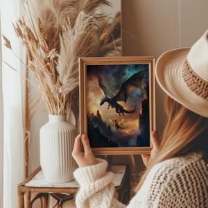 K&ouml;nnte beinhalten: Ein gerahmter Druck eines schwarzen Drachen, der in einem sternenklaren Himmel fliegt, mit einem kleineren goldenen Drachen, der darunter fliegt. Der Druck ist in einem Holzrahmen mit einem wei&szlig;en Passepartout.