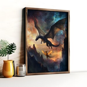 K&ouml;nnte beinhalten: Ein schwarzer und blauer Drache fliegt durch einen sternenklaren Himmel, hinter ihm fliegt ein kleinerer, gelber Drache. Die Drachen fliegen &uuml;ber eine Bergkette mit einem Sonnenuntergang im Hintergrund.