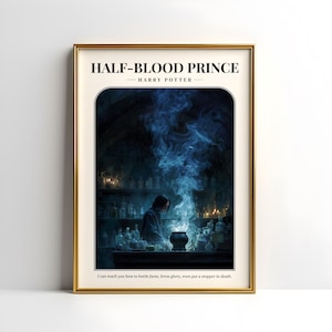 Peut inclure: Une affiche encadrée de "Harry Potter et le Prince de Sang-Mêlé". L'image montre une personne dans une pièce sombre avec de la fumée bleue s'élevant d'un chaudron. Le texte "HALF-BLOOD PRINCE" et une citation sont visibles.