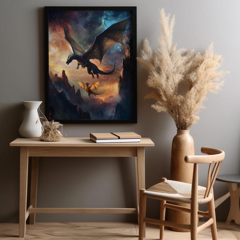 K&ouml;nnte beinhalten: Ein gerahmter Druck eines schwarzen Drachen, der durch eine Galaxie fliegt, mit einem kleineren, goldenen Drachen, der darunter fliegt. Der Hintergrund ist dunkelblau mit Sternen und einem Nebel.