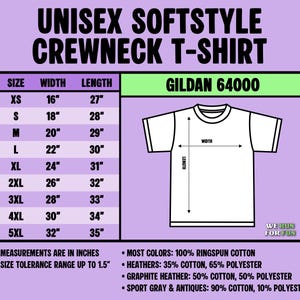 Puede incluir: Una tabla de tallas para camiseta unisex Gildan 64000 de cuello redondo, con un dibujo lineal en blanco y negro de una camiseta. La tabla muestra las tallas de XS a 5XL con medidas de ancho y largo en pulgadas. Texto sobre composiciones de tela.