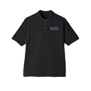 Könnte beinhalten: Schwarzes Poloshirt mit kurzen Ärmeln und Kragen. Das Shirt trägt den Text "OnlyFans Recruiter" in blauer Schrift auf der Brust. Das Shirt hat drei Knöpfe an der Knopfleiste.