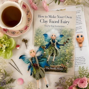 Może przedstawiać: Instrukcja zatytułowana How to Make Your Own Clay Faced Fairy autorstwa The Woolly Witch, przedstawiająca ręcznie wykonaną lalkę wróżkę z niebieskimi skrzydłami, białymi włosami i w zielonym ubraniu, wraz z glinianą twarzą i narzędziami.