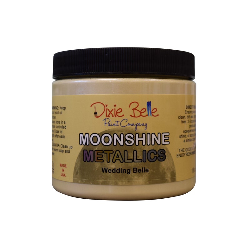 Pode incluir: Um frasco de vidro de tinta Dixie Belle Moonshine Metallics na cor Wedding Belle. O frasco &eacute; etiquetado com o logotipo da Dixie Belle Paint Company e o nome da cor da tinta.