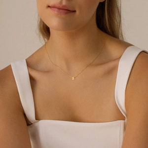 Sierlijke eerste ketting Aangepaste brief charme ketting Delicate gelaagdheid ketting Verjaardagscadeau voor haar, Moederdag cadeau afbeelding 4