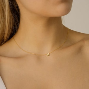 Sierlijke eerste ketting Aangepaste brief charme ketting Delicate gelaagdheid ketting Verjaardagscadeau voor haar, Moederdag cadeau afbeelding 1