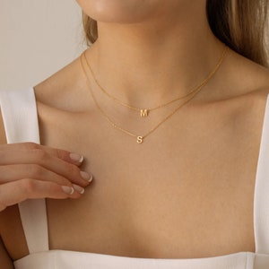 Sierlijke eerste ketting Aangepaste brief charme ketting Delicate gelaagdheid ketting Verjaardagscadeau voor haar, Moederdag cadeau afbeelding 2