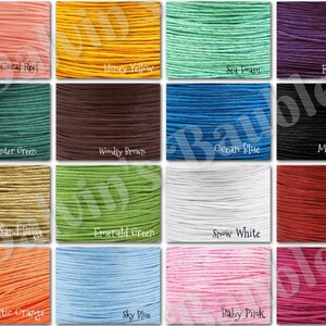 Puede incluir: Una colecci&oacute;n de 16 carretes de cord&oacute;n de algod&oacute;n encerado en varios colores, incluyendo arrecife de coral, amarillo miel, espuma de mar, morado real, verde cazador, marr&oacute;n madera, azul oc&eacute;ano, negro medianoche, beige arena, verde esmeralda, blanco nieve, rojo rub&iacute;, naranja r&uacute;stico, azul cielo, rosa beb&eacute; y rosa chicle.