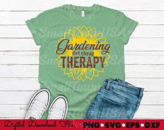 Puede incluir: Una camiseta verde con un gráfico de girasol amarillo y el texto "Gardening dirt cheap THERAPY".