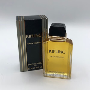 Può includere: Un flacone nero e oro di Kipling Eau de Toilette di Parfums Weil. Il flacone è da 50 ml e 80% di volume.