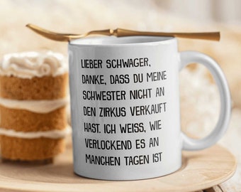Puede incluir: Taza de cerámica blanca con asa negra y una inscripción negra que dice "Lieber Schwager, Danke, dass du meine Schwester nicht an den Zirkus verkauft hast. Ich weiss, wie verlockend es an manchen Tagen ist."