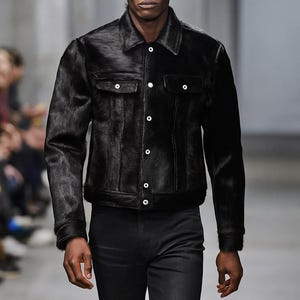 Svart läderjacka i kohud med hår - Western Fashion