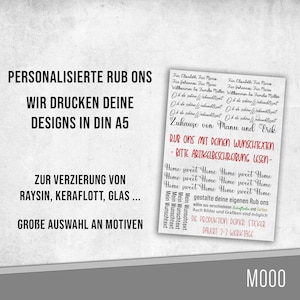 Peut inclure: Autocollants à frotter personnalisés pour la décoration de la maison. L'image montre un fond blanc avec du texte noir qui dit "Autocollants à frotter personnalisés" et "Nous imprimons vos designs en DIN A5". Le texte dit également "Pour la décoration de Raysin, Keraflott, Glass..." et "Grand choix de motifs". L'image montre également un exemple d'autocollant à frotter avec le texte "Home sweet Home" et "Zuhause von Manu und Erik".