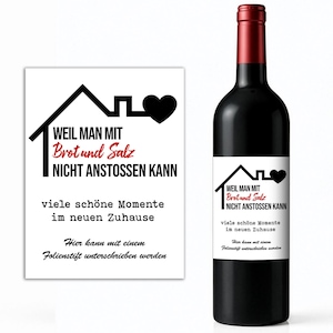 Könnte beinhalten: Eine dunkelrote Weinflasche mit einem weißen Etikett mit einem Haus- und Herz-Grafik. Das Etikett enthält deutschen Text in Schwarz und Rot, mit zusätzlichem Text darunter. Die Flasche ist mit einem roten Verschluss versiegelt.