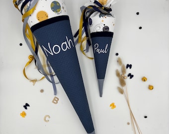 Schultüte mit Namen personalisierbar- Waffelpique, Stoff Weltraum, Astronauten & Planeten, Rauchblau