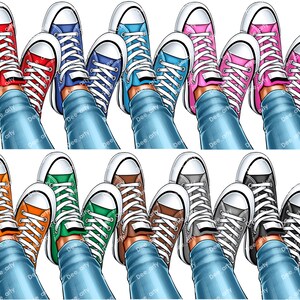K&ouml;nnte beinhalten: Ein Set aus neun Paaren bunter Canvas-Sneaker mit wei&szlig;en Schn&uuml;rsenkeln. Die Sneaker sind in drei Reihen mit jeweils drei Paaren angeordnet, wobei jede Reihe ein anderes Farbschema aufweist. Die Sneaker sind alle abgenutzt und haben einen Used-Look, der ihnen ein Vintage-Feeling verleiht.
