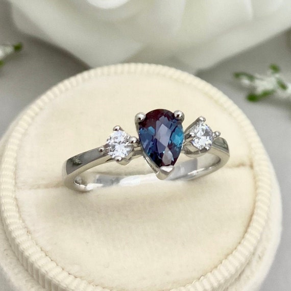 Simulated outlet alexandrite rings