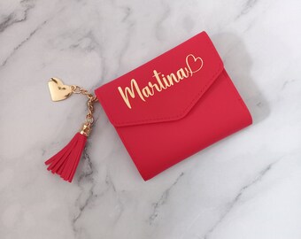 Mini portefeuille rouge personnalisé avec nom et cœur doré. Accessoire personnalisé. Cadeau pour les femmes. Portefeuilles avec pompons. Noël