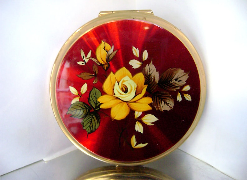 764125 1960s Vintage Stratton Red Enamel Roses Compact Mirror PAT