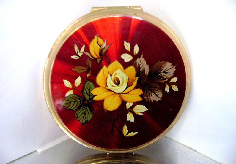 764125 1960s Vintage Stratton Red Enamel Roses Compact Mirror PAT